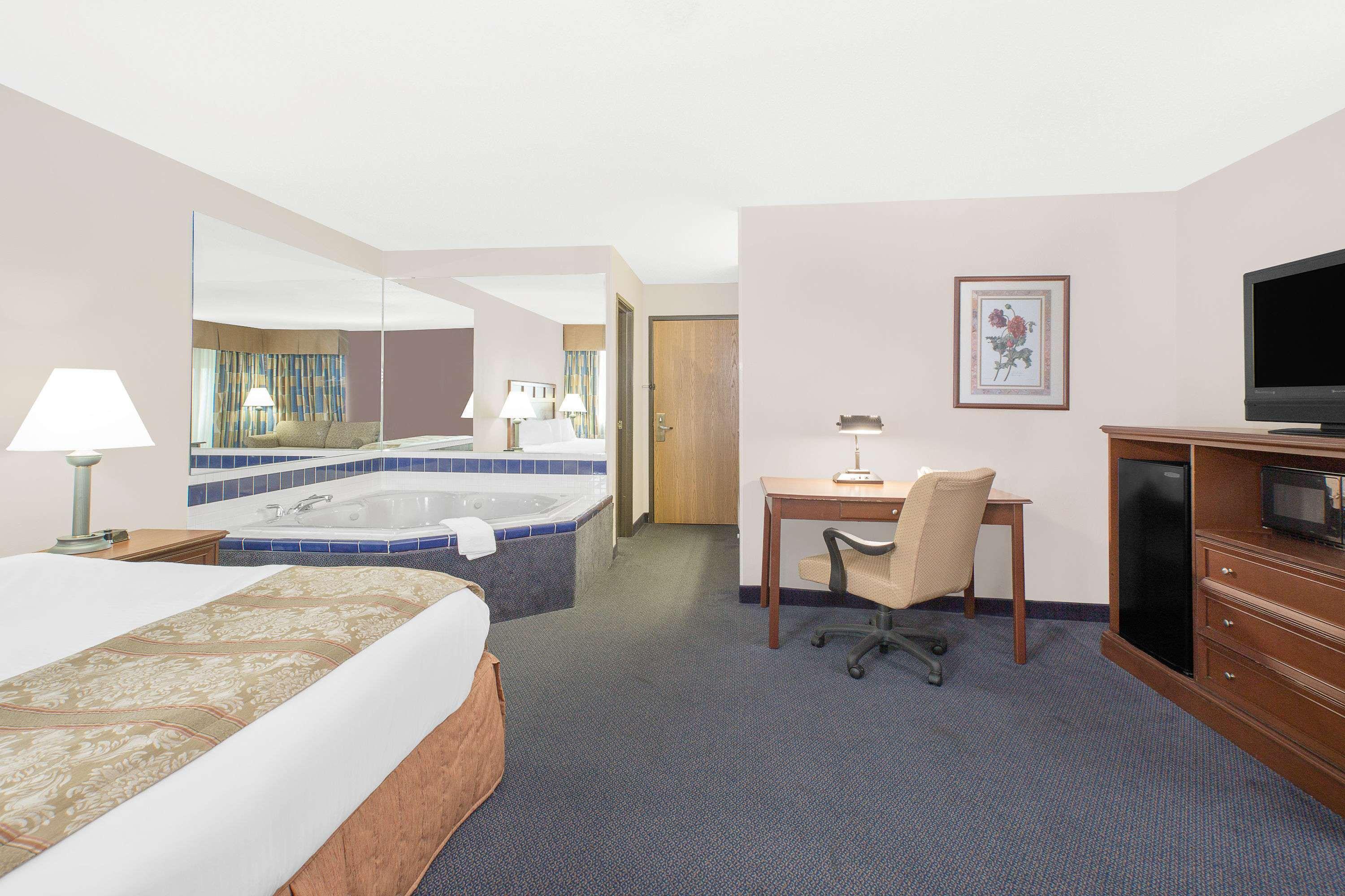 Baymont By Wyndham Boone Hotel Buitenkant foto